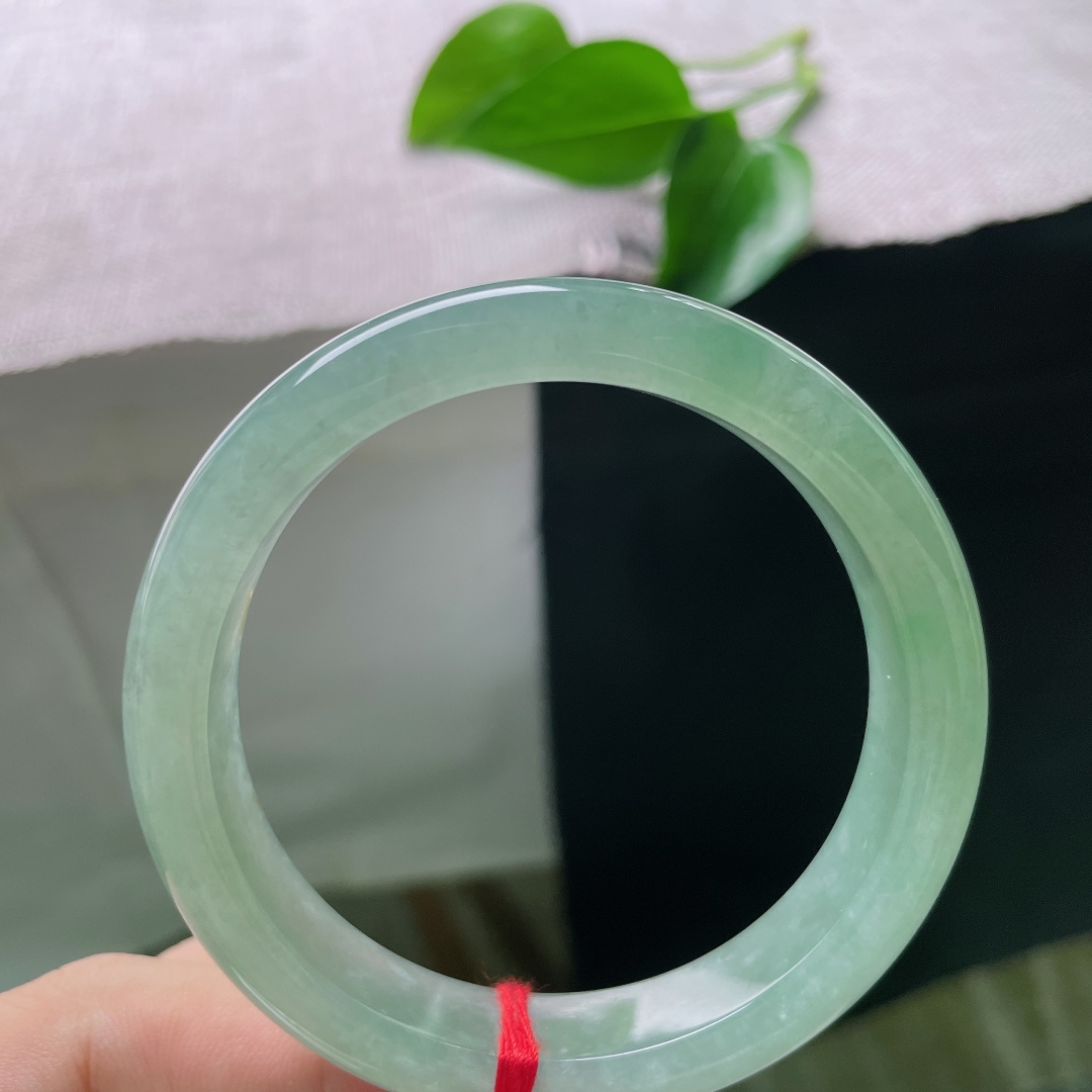 绿底正圈，晶体，绿调温润雅致，不张扬不刺眼，像一汪静谧的山间湖水，清爽舒适，氛围感清冷恬淡。ss57891a