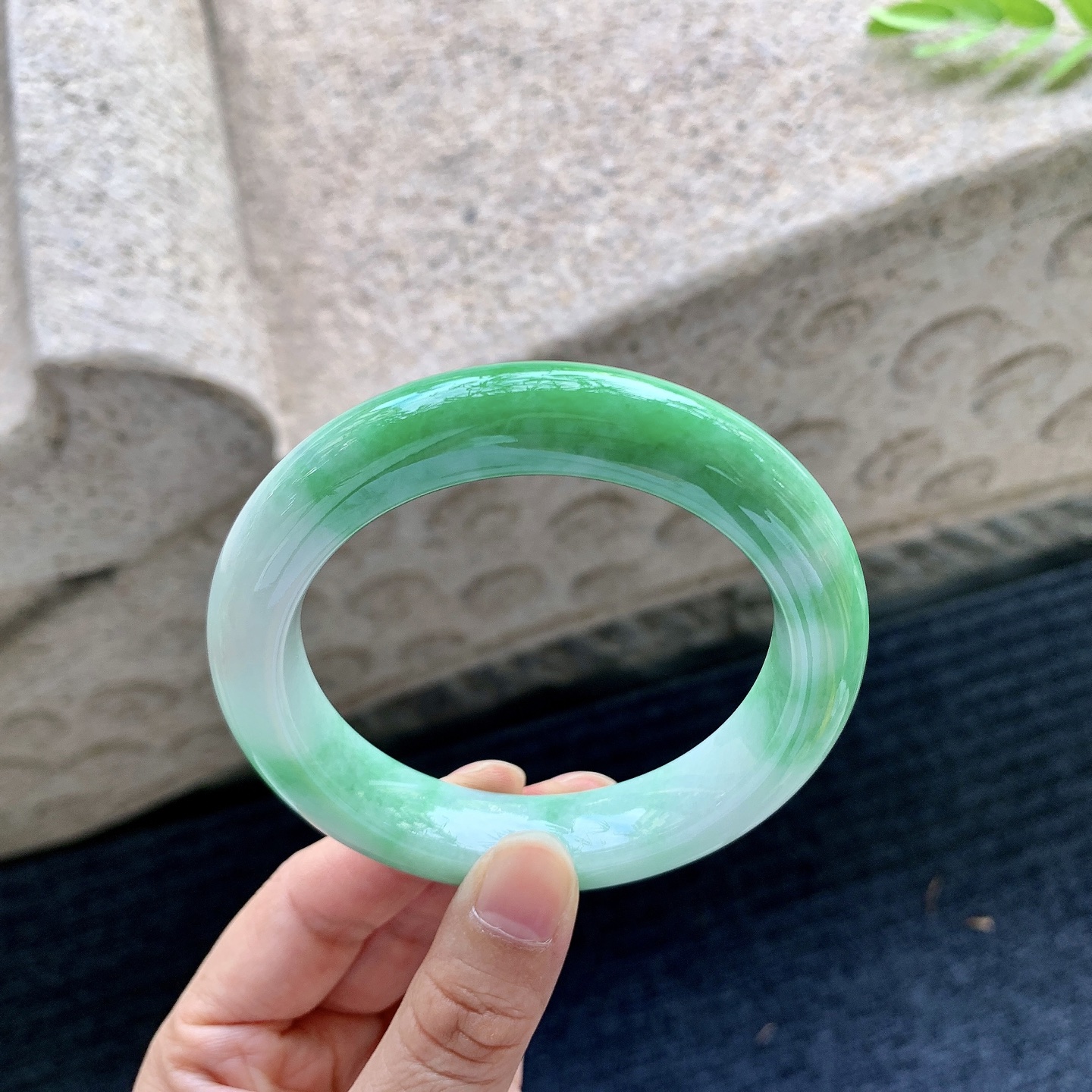 正圈，圈口59/13.1/10.7，编码Q7090452，细糯辣阳绿，水润，种老，细腻，有纹线