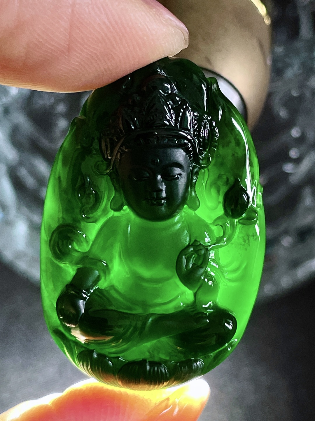墨翠大势至菩萨持莲观音牌吊坠，无裂，厚装，尺寸30.4-20.2-6.4，重量7.7克