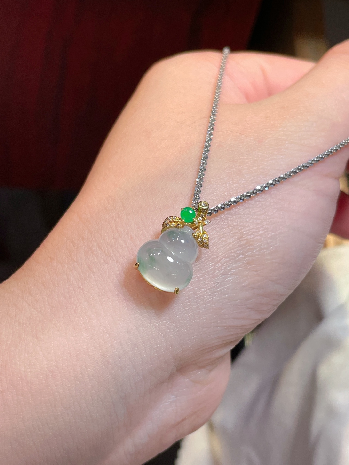 翡翠冰种飘花葫芦吊坠，起荧光，种水好好，裸石很饱满，专挑好品相，18k镶嵌，12.6-11.3-5.5