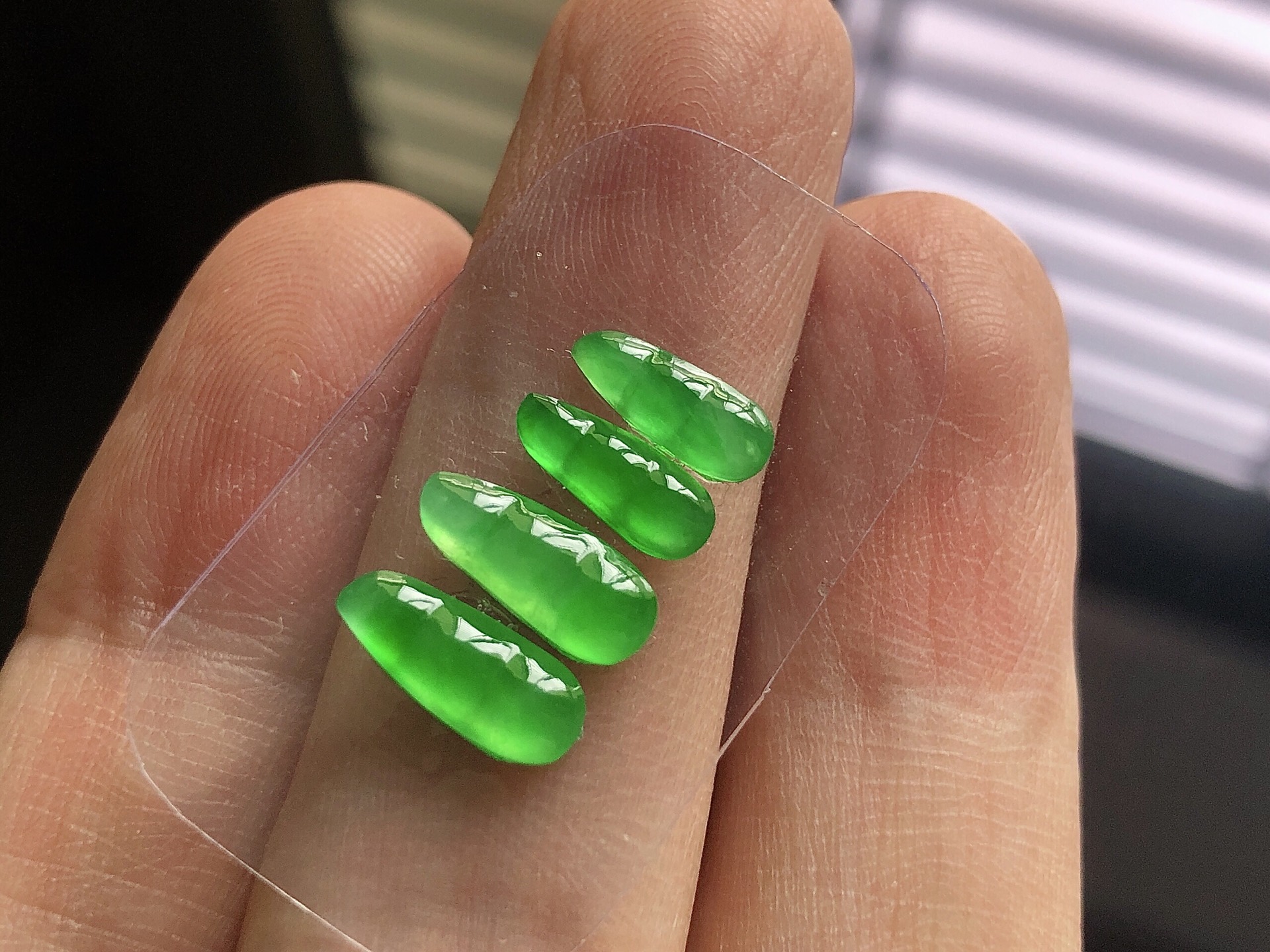 ️ 冰种阳绿福豆，色泽艳阳，通透水润，玉质细腻，夺目迷人，镶嵌效果，品相，无裂，尺寸11*4.5*2.5，9.7*3.7*2.2