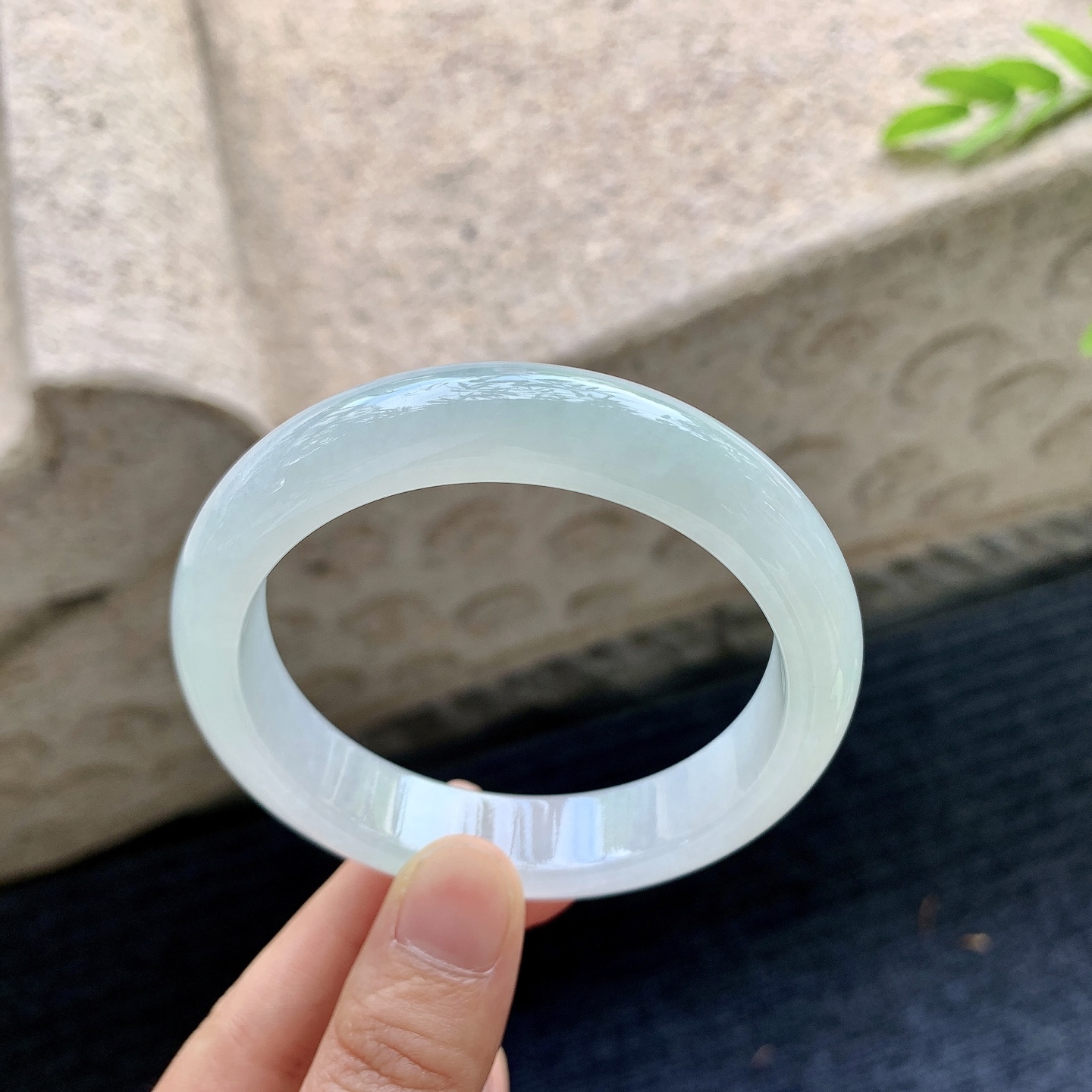 正圈56 57，糯冰飘绿，水润，种老，细腻，打灯有纹线