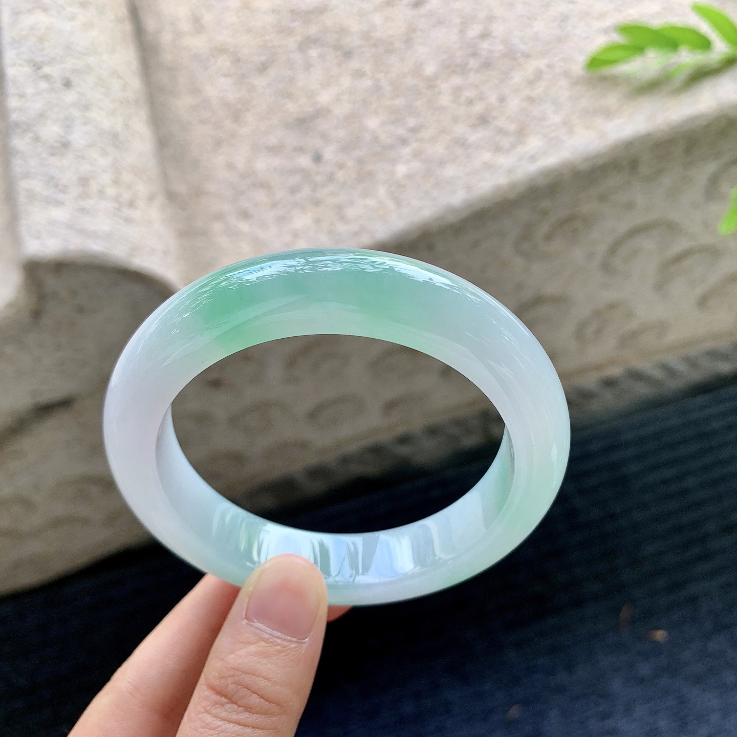 正圈57 58，圈口58.7/13.2/9.7，编码AD090408，描述冰糯飘绿，水润，种老，细腻，无裂。