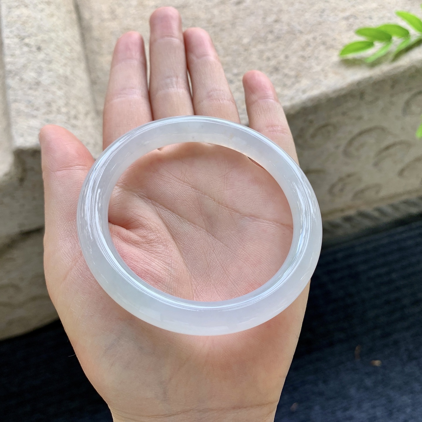 圆条56 57,圈口57.2/9/8.8,编码D6082794,糯冰底色，水润，种老，细腻，无裂