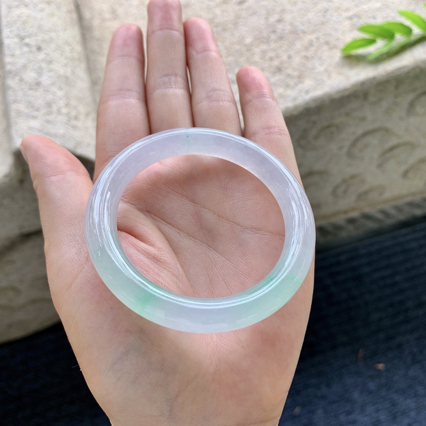 圆条48 49，圈口49.5/9/8.5，编码N2090423，冰飘绿，清透，水润，种老，细腻，打灯有棉絮
