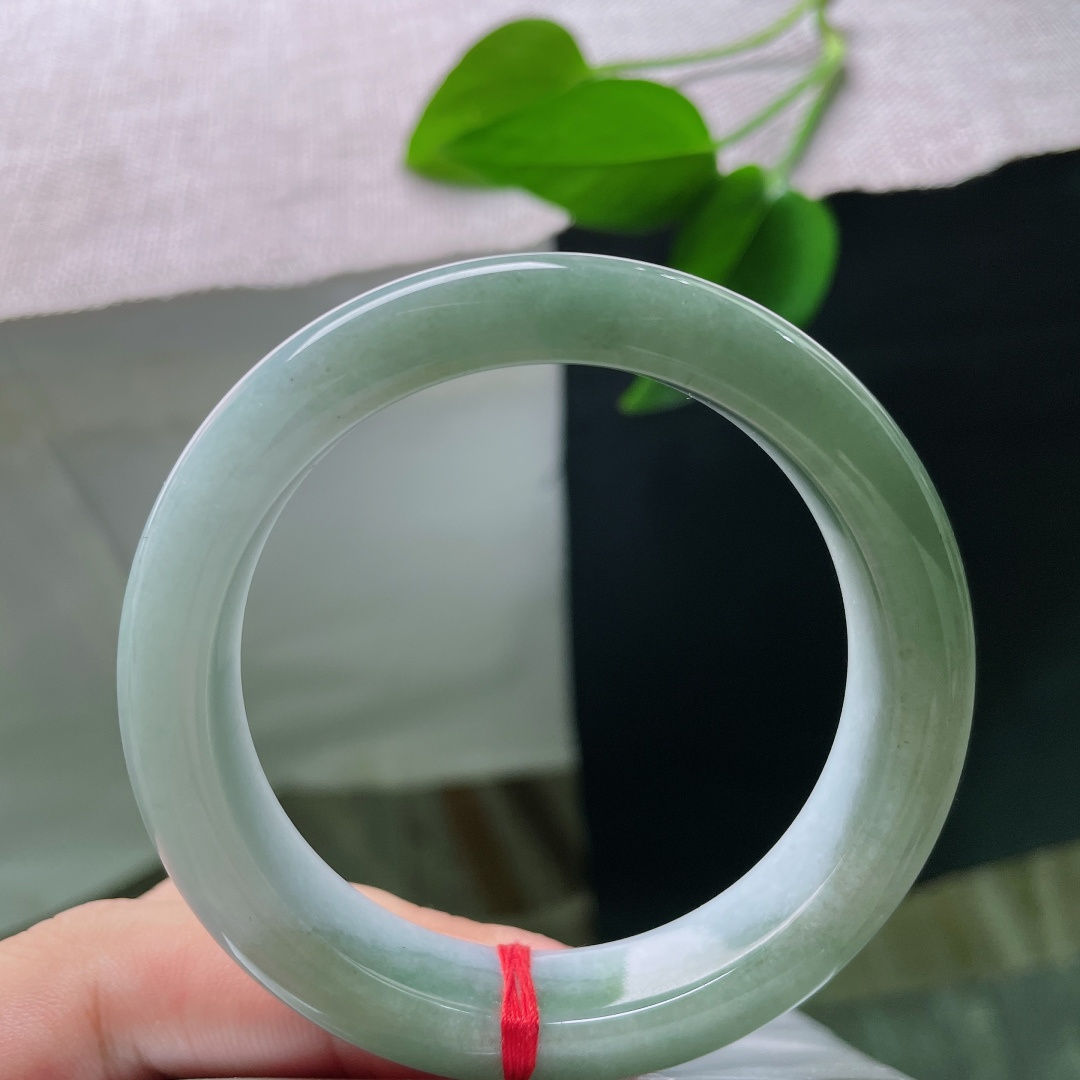 油青正圈，无裂，一边素净冰白，一边浓郁湖绿，深浅两色自然交融，山水意境浑然天成。ss57907a
