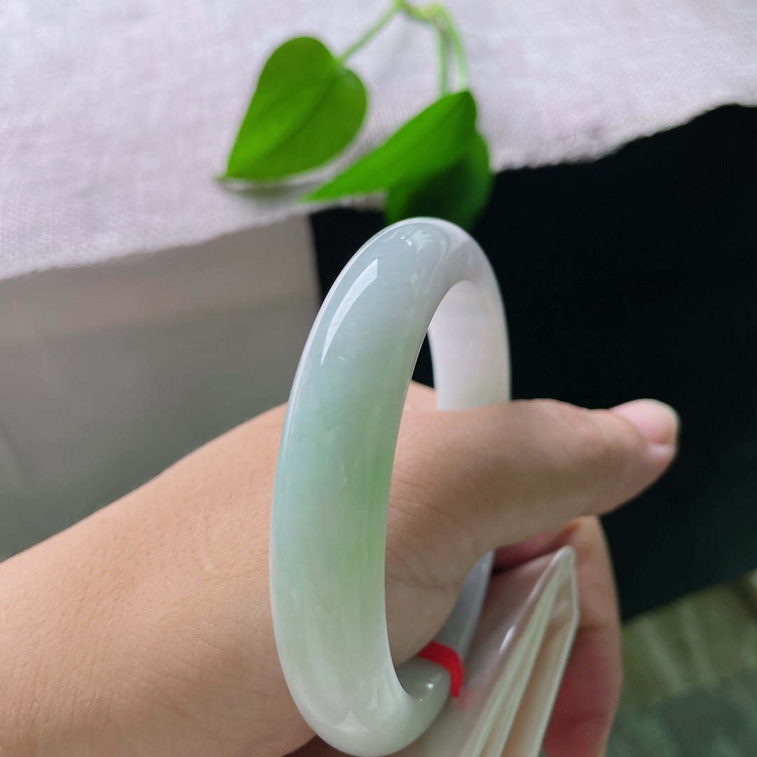 绿底正圈，无裂，浅翠色调格外衬肤色，黄皮白皮都友好，日常通勤休闲佩戴都十分适配。ss58147a