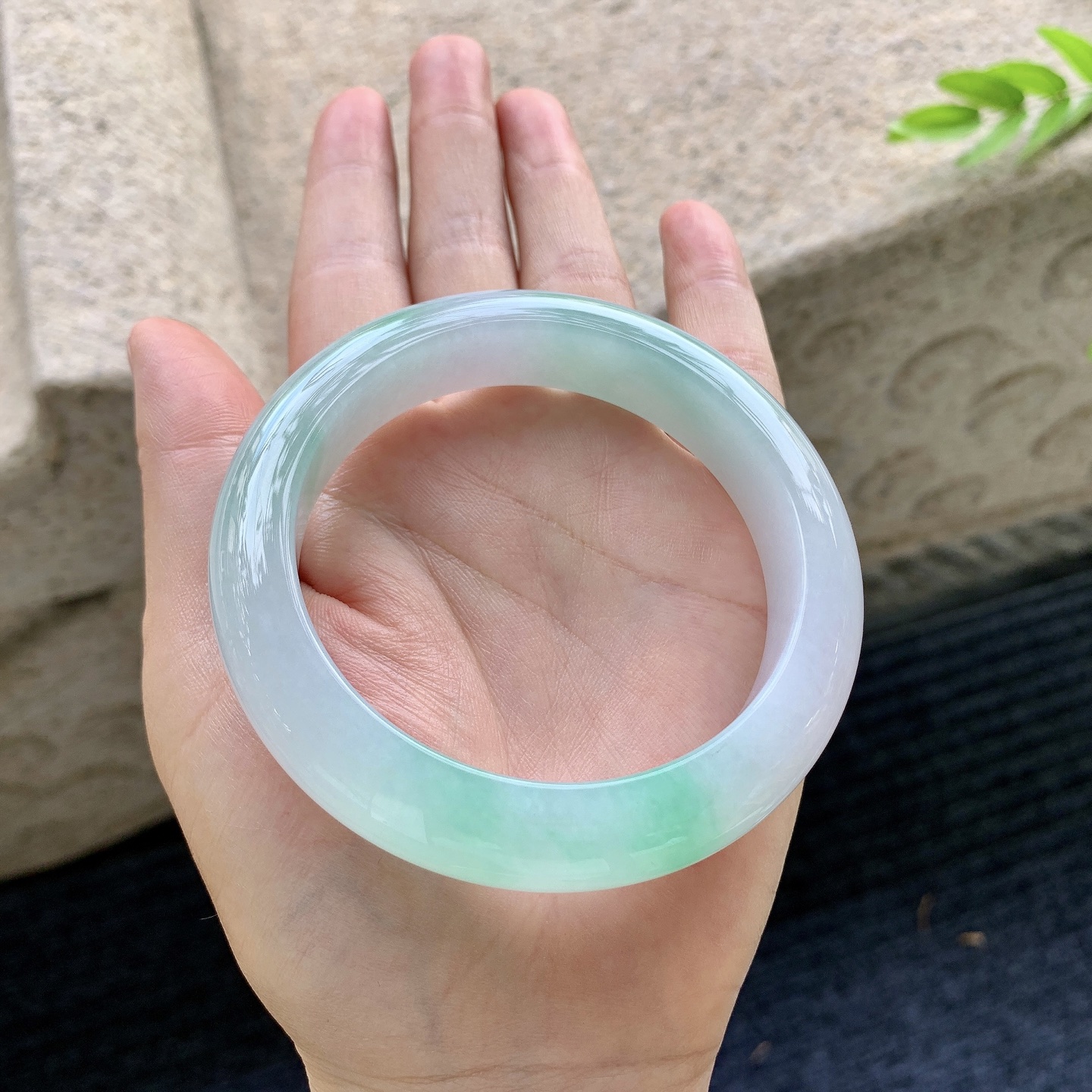 正圈57 58，圈口58.7/13.2/9.7，编码AD090408，描述冰糯飘绿，水润，种老，细腻