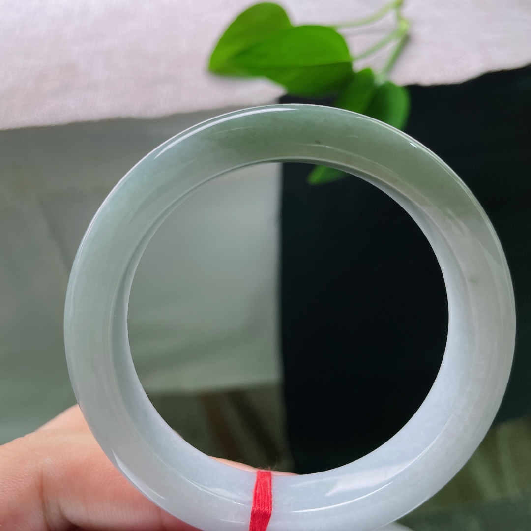 油青正圈，一点皮纹，玉面光泽柔和，一侧晕染大片油绿，复古氛围感十足，低调又富有故事感。ss57910