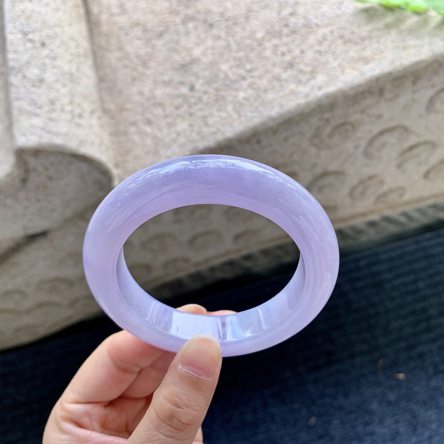 正圈55 56，圈口55.8/13.8/10.7，编码WW090455，糯冰水润，种老，细腻，打灯有棉纹线，无裂