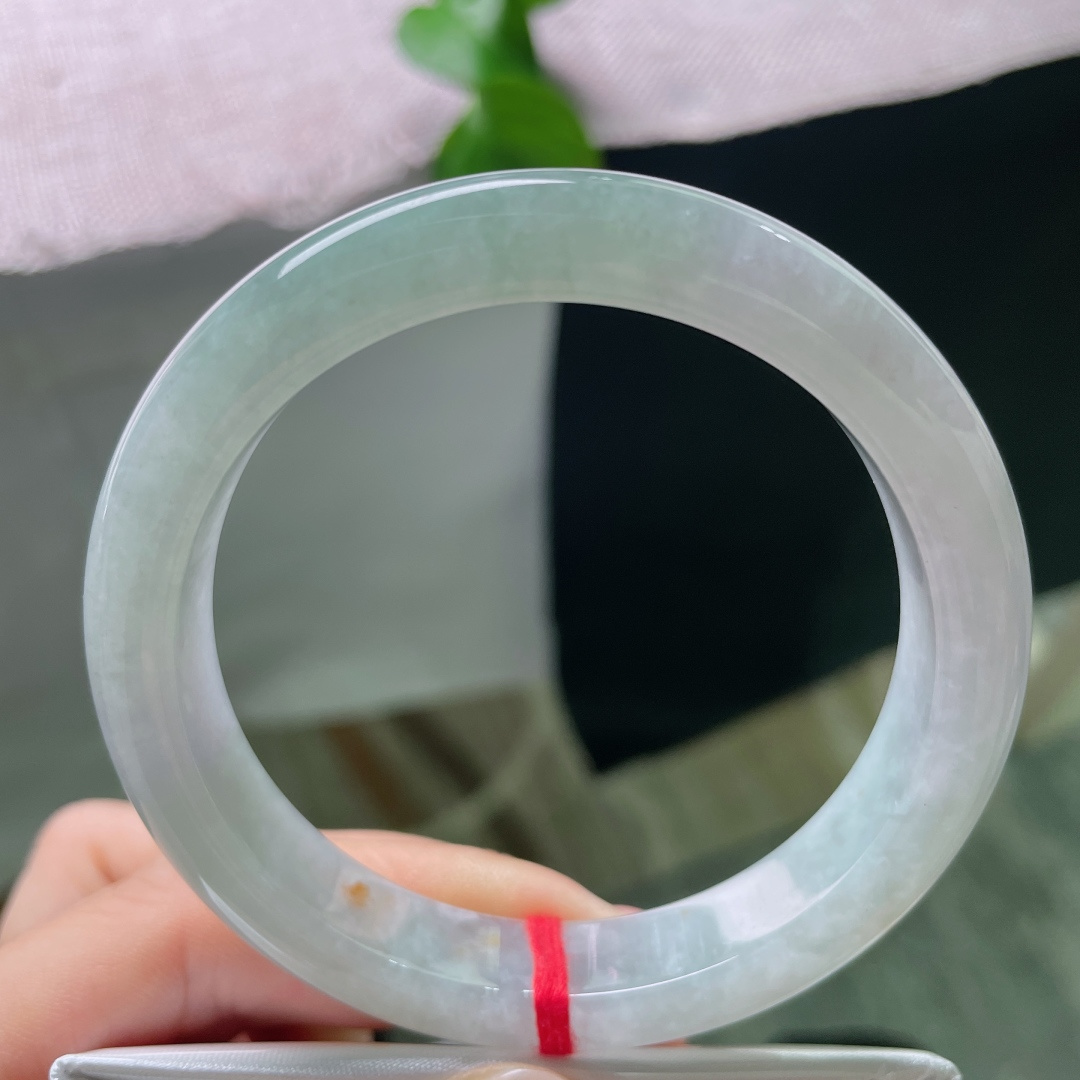 绿底正圈，皮纹，淡晴水底带细碎洒金，玉质温润通透，简约温婉日常百搭。ss58158a