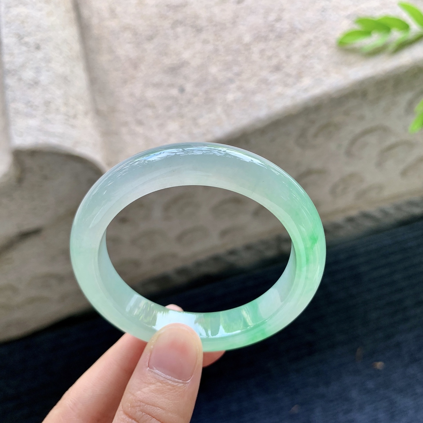 正圈49 50，圈口50.3/11.2/8，编码G9090440，描述冰飘阳绿，清透，水润，种老，细腻，打灯有絮线
