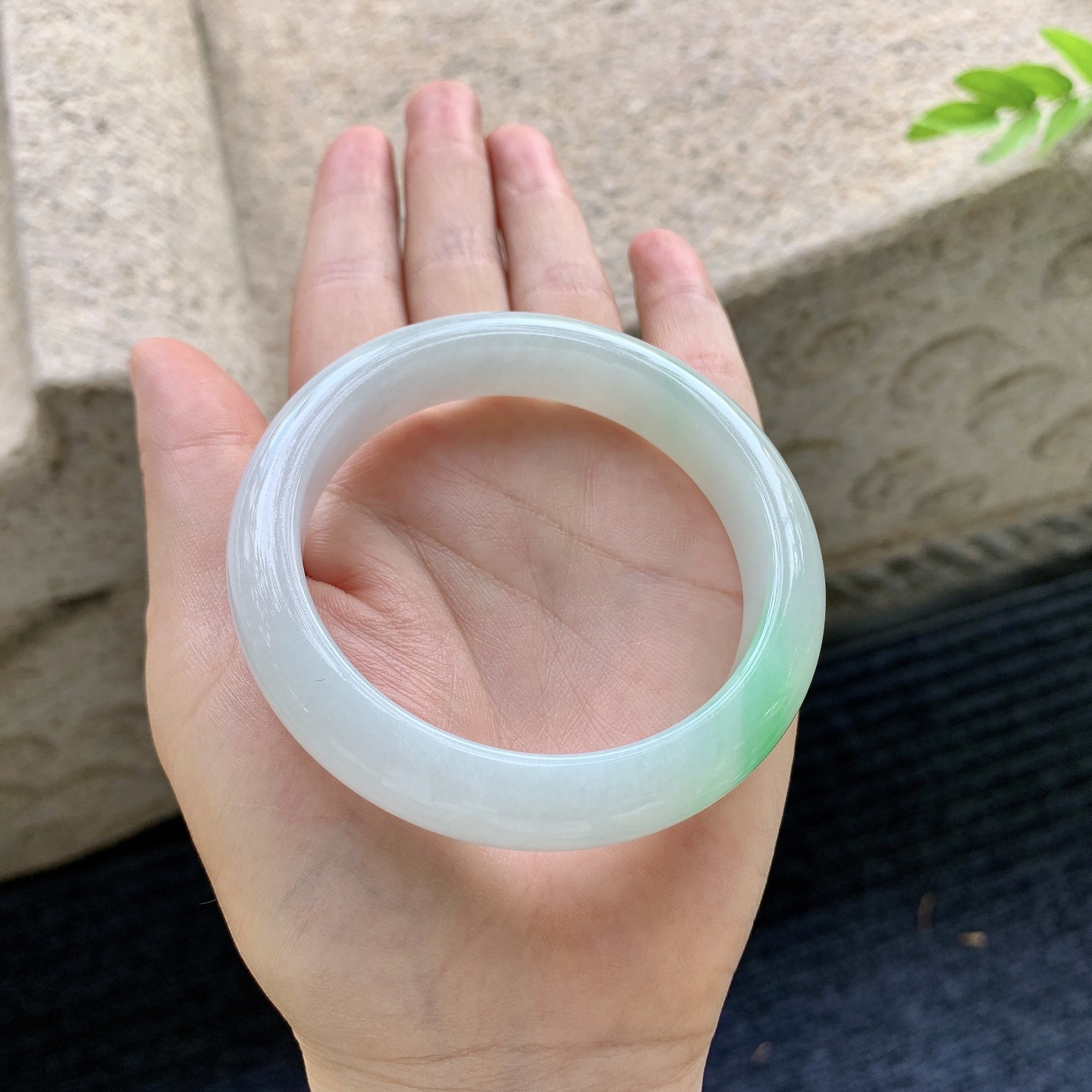 正圈55 56，圈口56.3/12.4/8.8，编码AD090412，细糯飘绿，水润，种老，细腻，无裂。