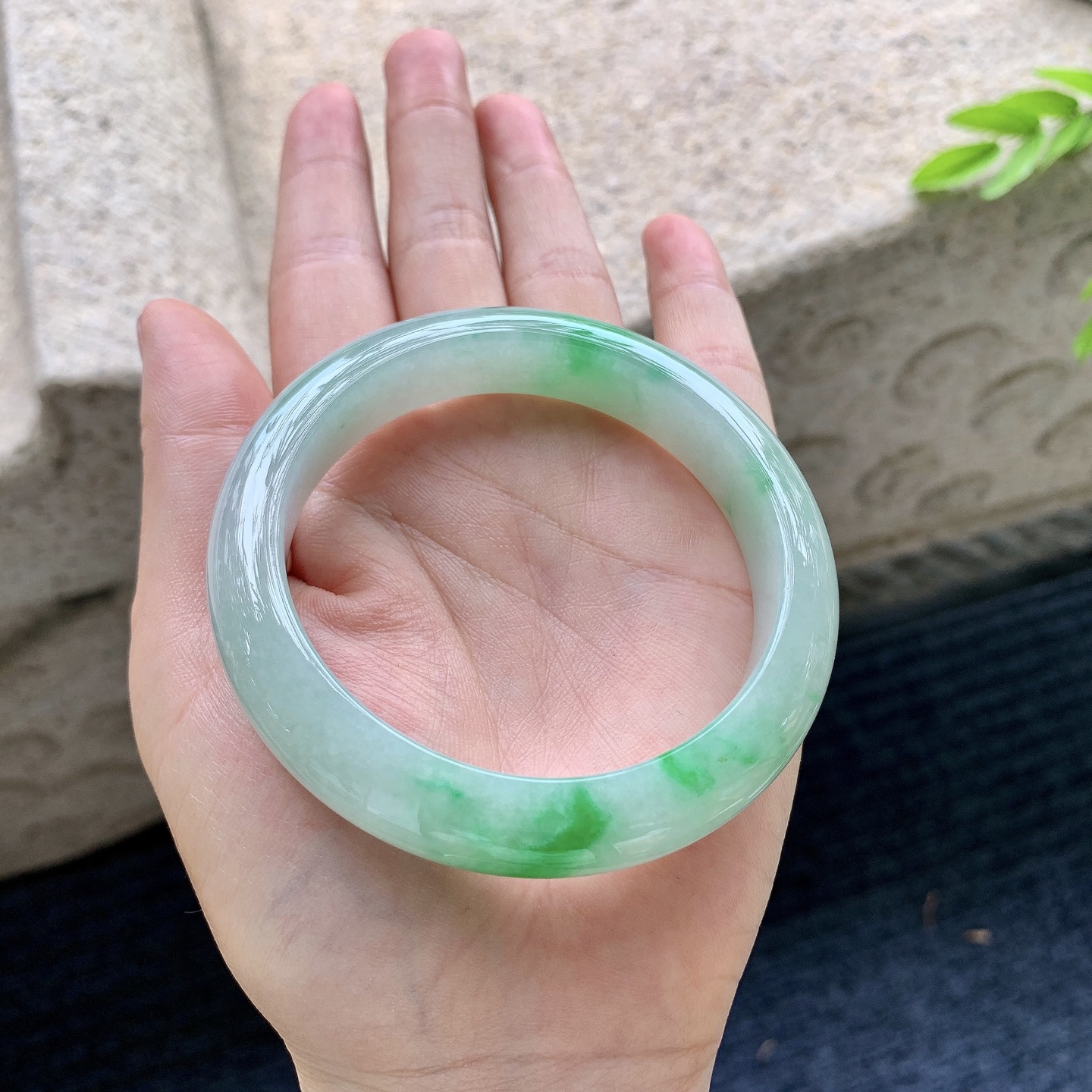 正圈，圈口57.4/12.4/8.7，编码T1090421，细糯飘绿，水润，种老，细腻，打灯有棉线