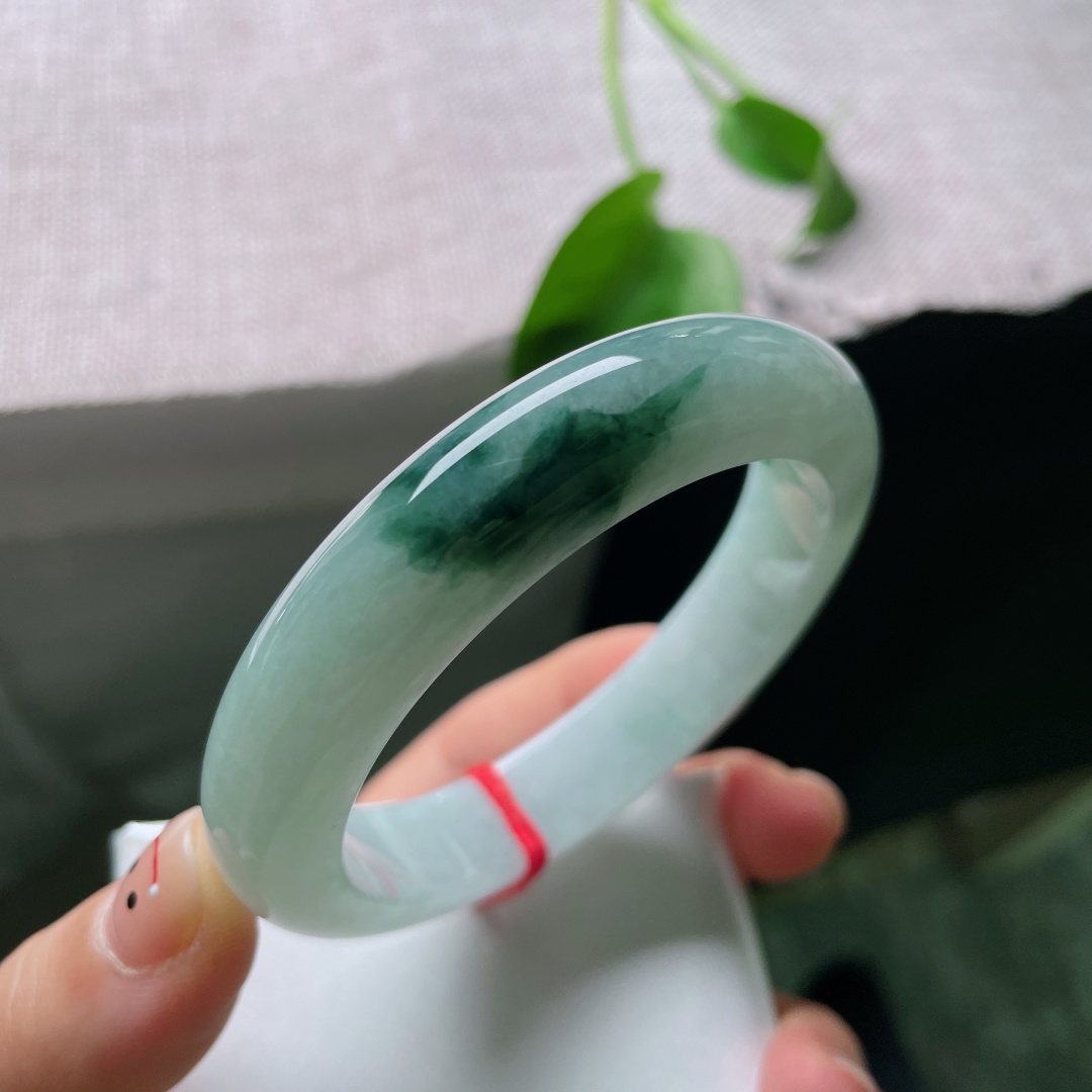 飘花正圈，无裂，清透玉底晕染墨色飘花，腕间一圈，藏尽远山雾霭，ss58214a
