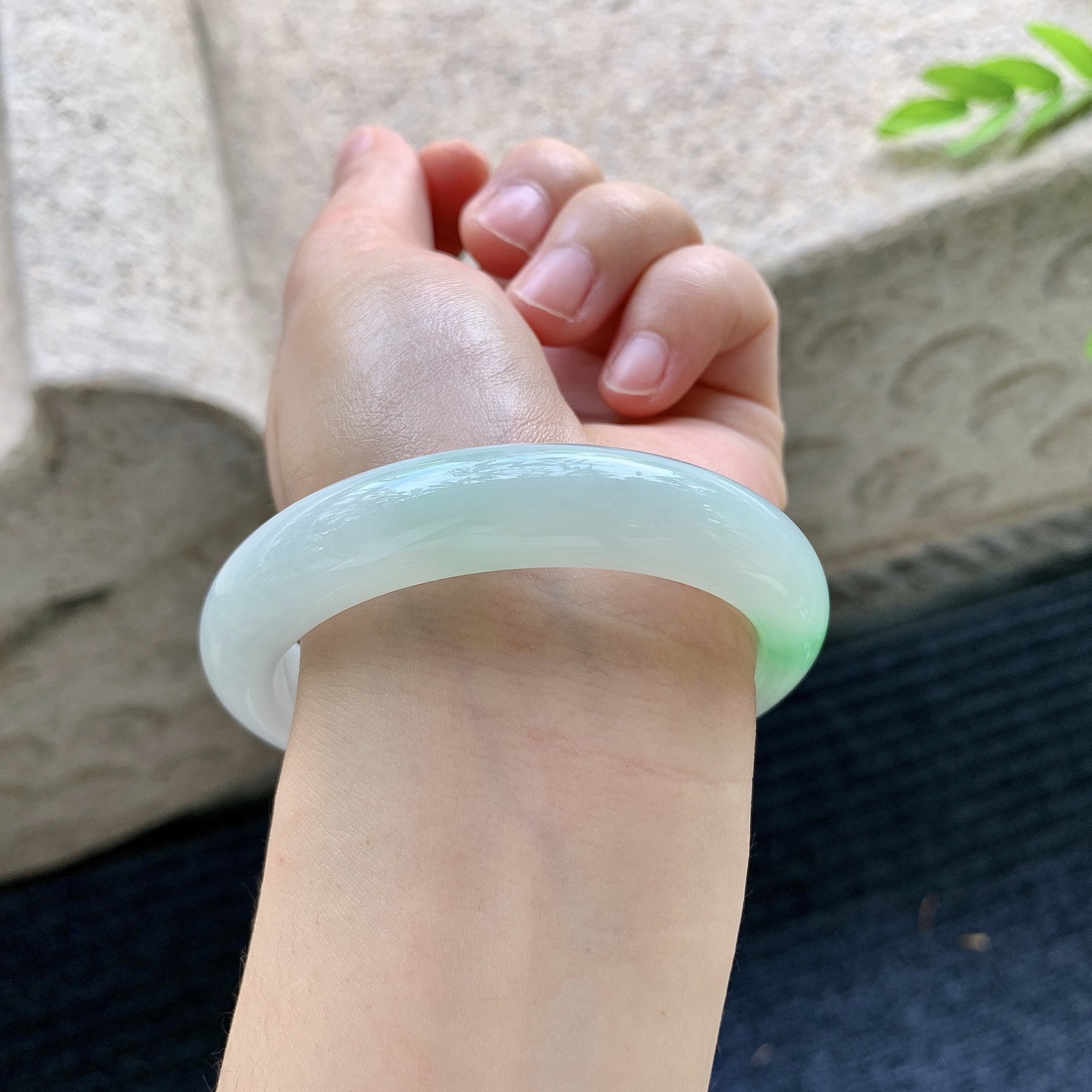 正圈55 56，圈口56.3/12.4/8.8，编码AD090412，细糯飘绿，水润，种老，细腻，无裂。