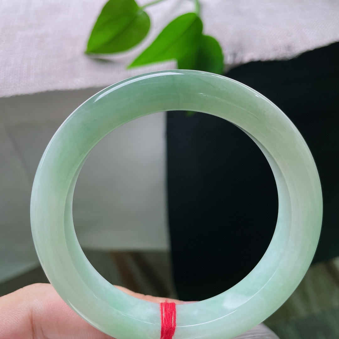绿底正圈，皮纹，底色柔和干净，玉质水润通透，上手清新大方，自带松弛温柔的氛围感。ss58185a