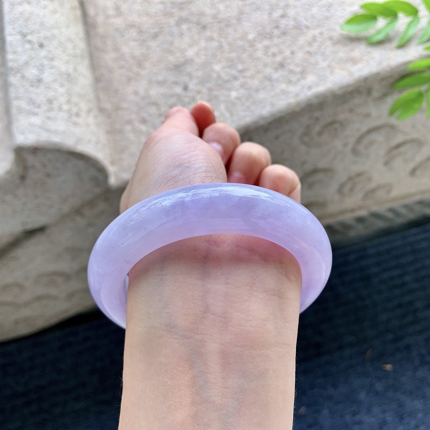 正圈55 56，圈口55.8/13.8/10.7，编码WW090455，糯冰水润，种老，细腻，打灯有棉纹线，无裂