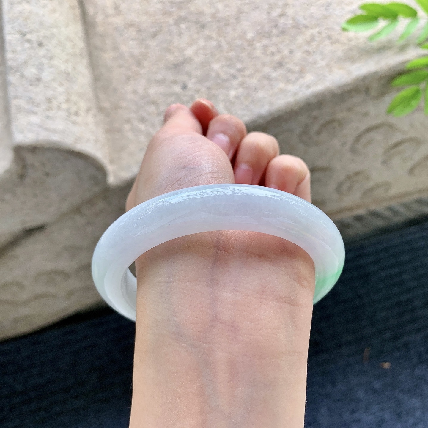 正圈59 60，圈口60.5/12/10，编码T1090419，冰糯飘阳绿，水润，种老，细腻，打灯有棉线