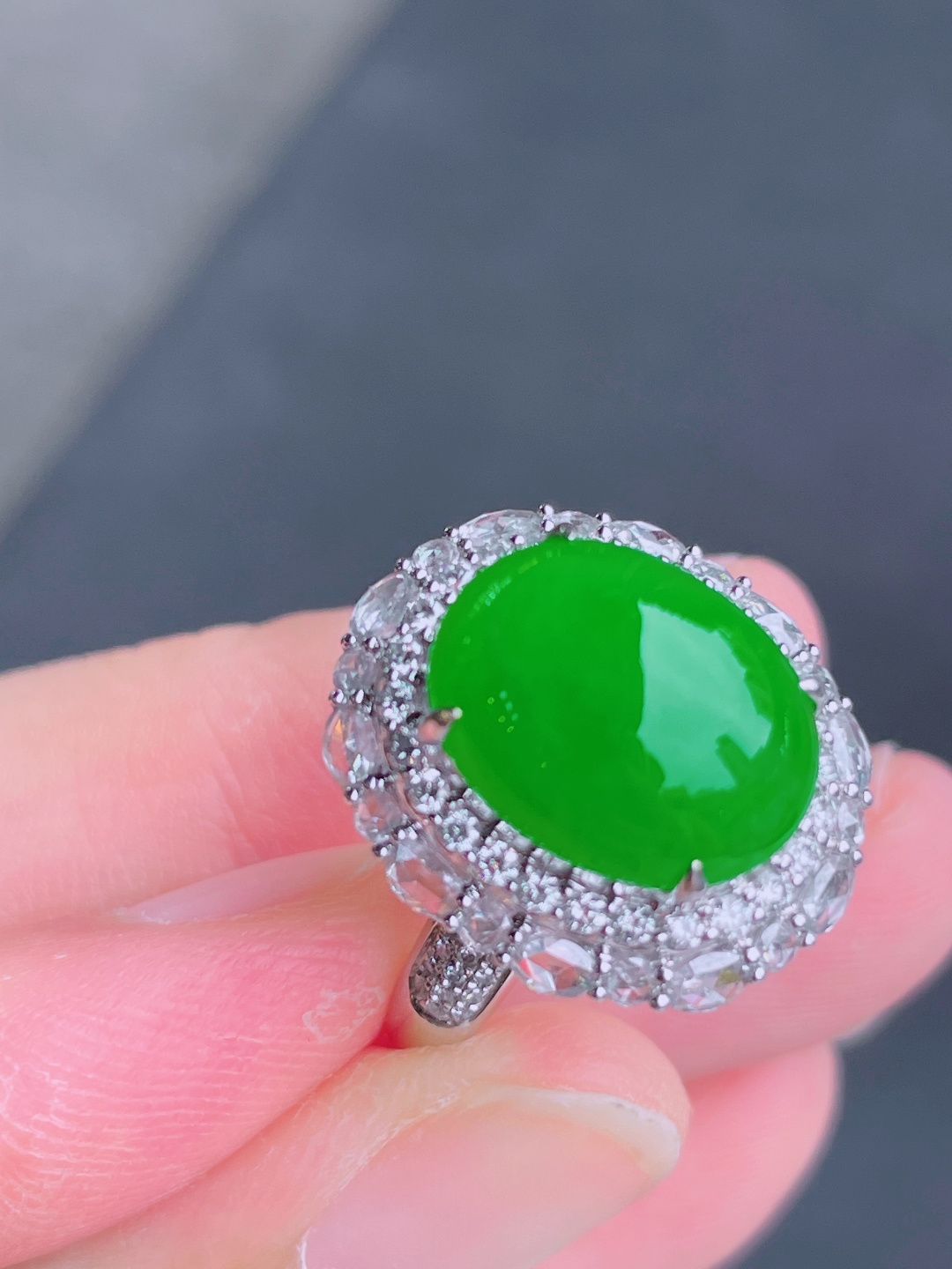 高冰绿蛋面戒指，晶莹剔透，新颖时尚，品相，5-10.5-6
