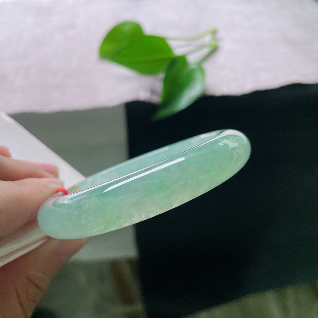 绿底正圈，晶体，绿调温润雅致，不张扬不刺眼，像一汪静谧的山间湖水，清爽舒适，氛围感清冷恬淡。ss57891a
