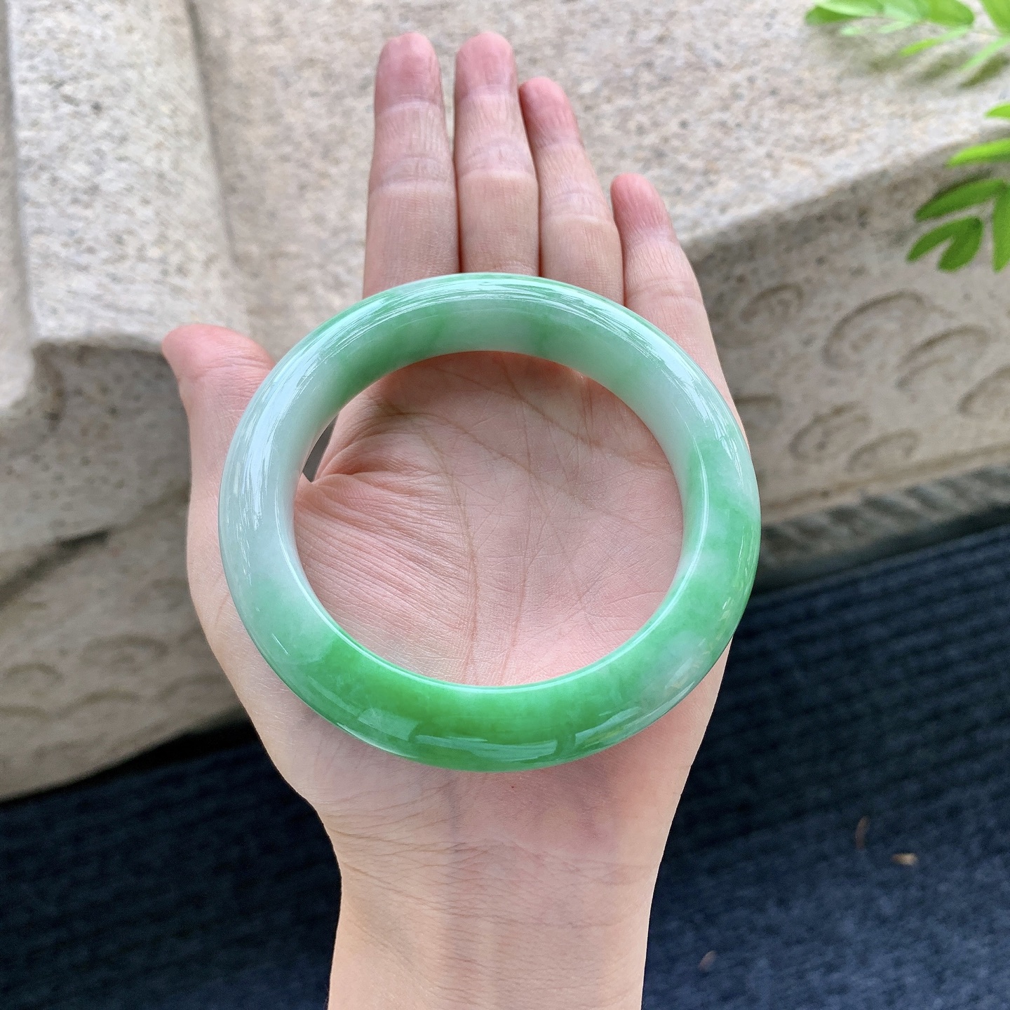 正圈，圈口59/13.1/10.7，编码Q7090452，细糯辣阳绿，水润，种老，细腻，有纹线