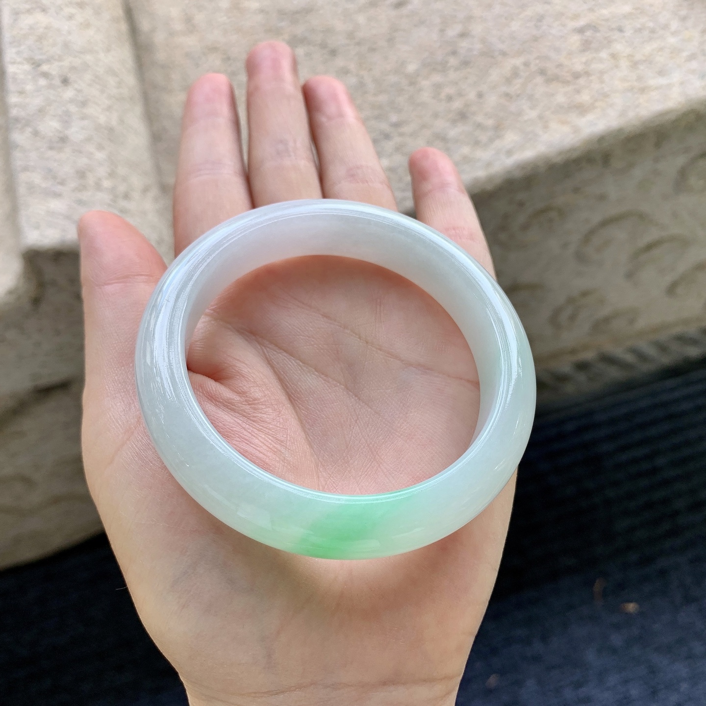 正圈55 56，圈口56.3/12.4/8.8，编码AD090412，细糯飘绿，水润，种老，细腻，无