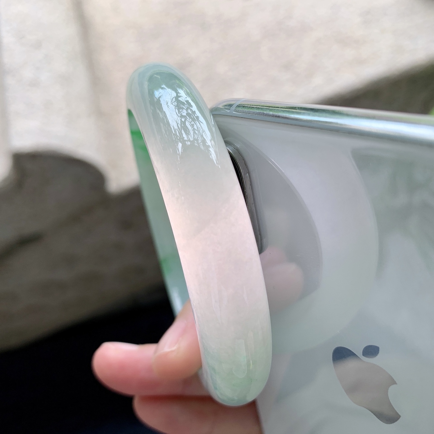 正圈，圈口57.4/12.4/8.7，编码T1090421，细糯飘绿，水润，种老，细腻，打灯有棉线