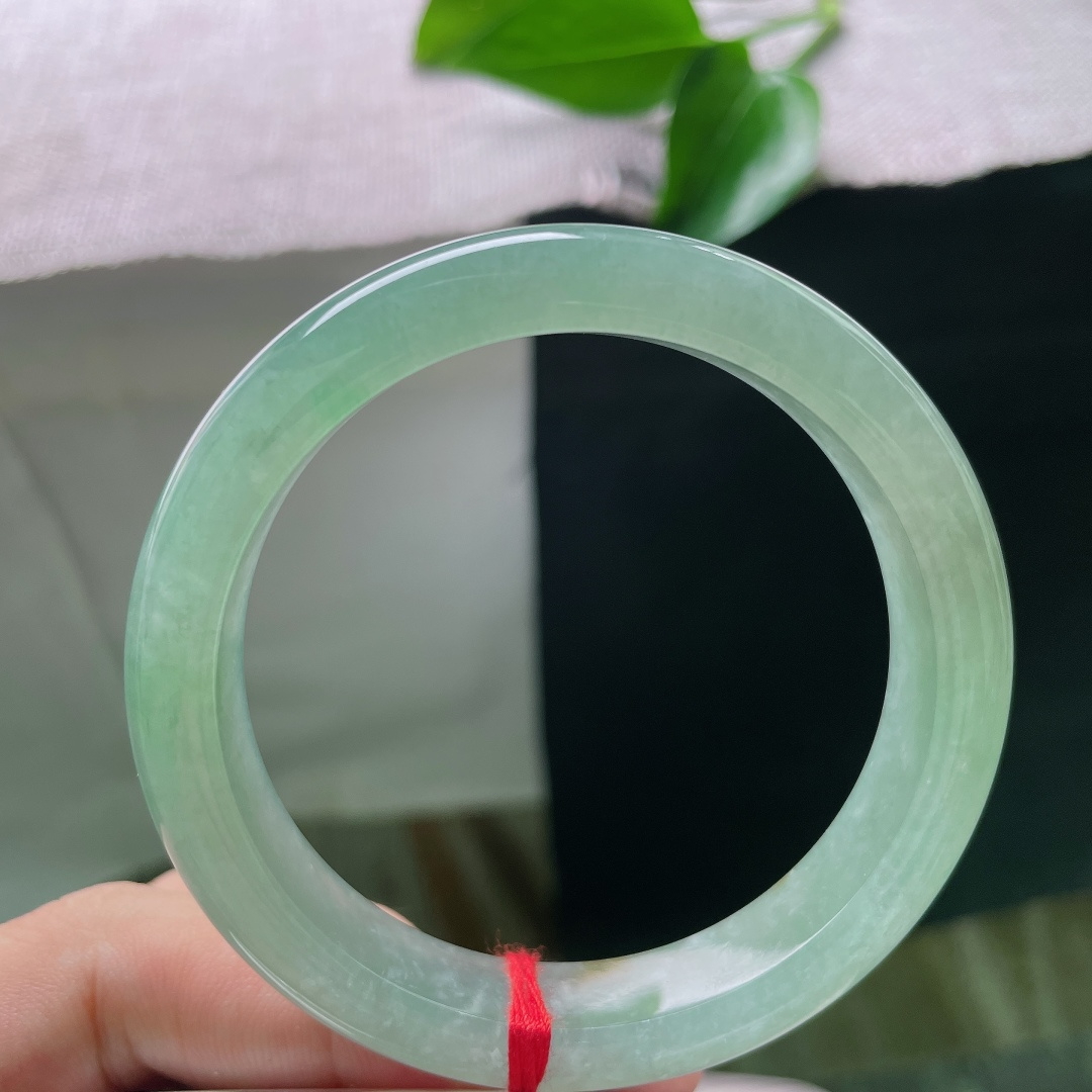 绿底正圈，晶体，绿调温润雅致，不张扬不刺眼，像一汪静谧的山间湖水，清爽舒适，氛围感清冷恬淡。ss57891a