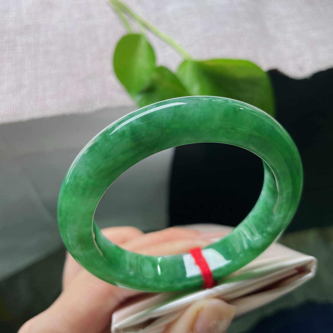 绿底正圈，凝一汪满绿清泉，藏半生温润安然。种老，色艳，皮纹，ss58213a