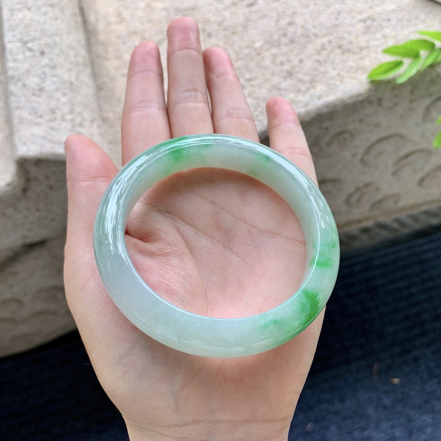 正圈，圈口57.4/12.4/8.7，编码T1090421，细糯飘绿，水润，种老，细腻，打灯有棉线