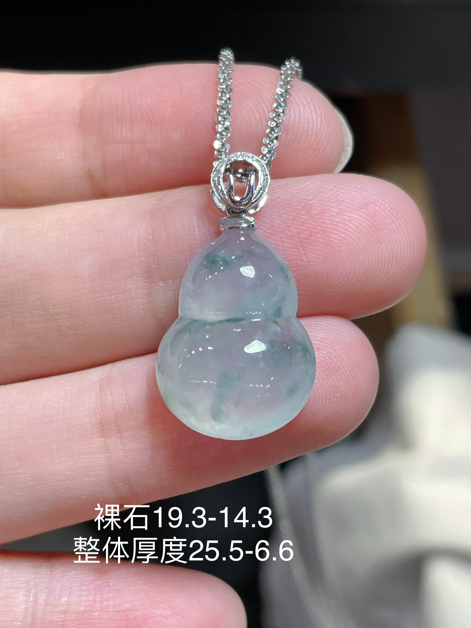 翡翠冰种飘花葫芦吊坠，起荧光，种水好好，裸石很饱满，专挑好品相，18k镶嵌，19.3-14.3