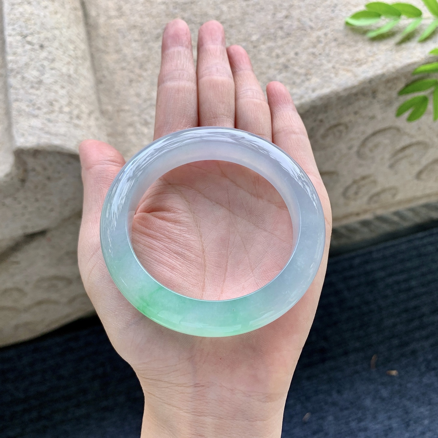 正圈53 54，圈口54.8/12.2/9.5，编码G9090439，冰糯飘绿，水润，种老，细腻，有絮线