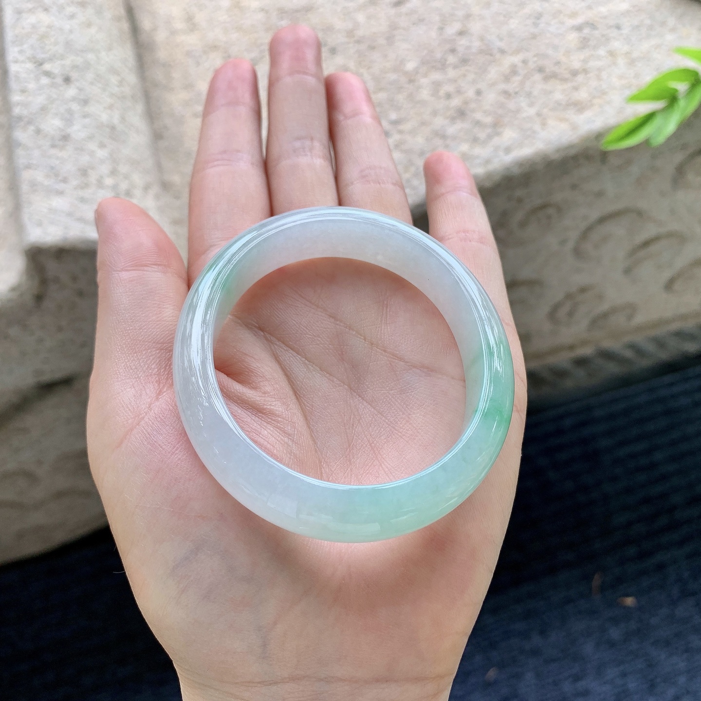 贵妃54 55，圈口55.2/48.6/11.5/7.2，编码AD090405，细糯飘绿，水润，种老，细腻，无裂