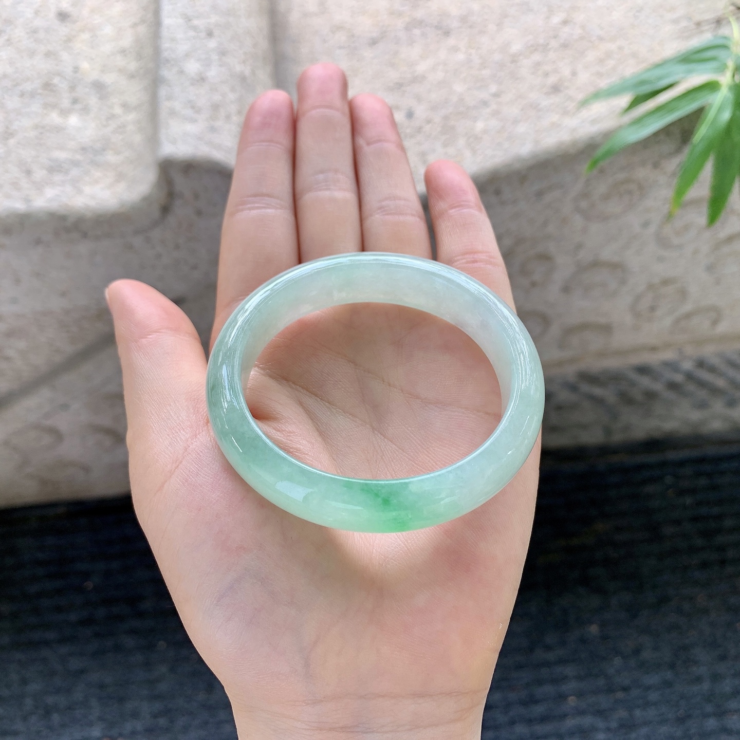 糯冰飘绿，水润，种老，细腻，打灯有絮线
