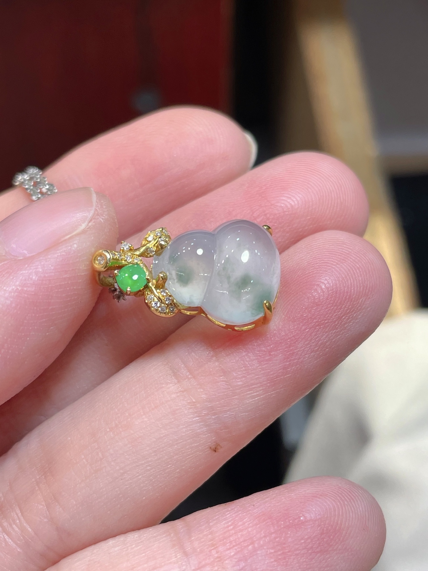 翡翠冰种飘花葫芦吊坠，起荧光，种水好好，裸石很饱满，专挑好品相，18k镶嵌，12.6-11.3-5.5