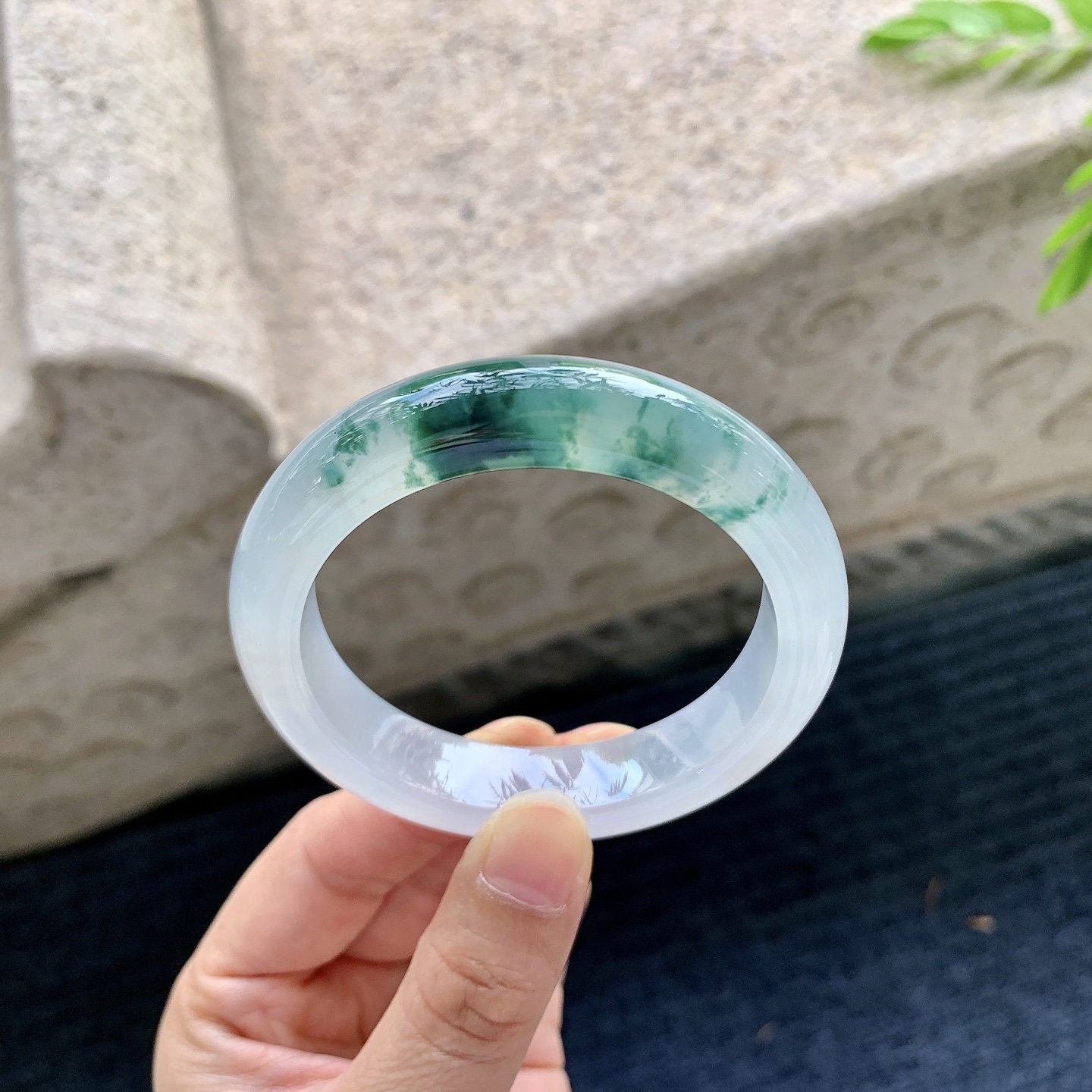正圈51 52，圈口52.2/12.4/8.6，编码G9090441，冰糯飘花，水润，种老，细腻，打灯有纹线，有纹