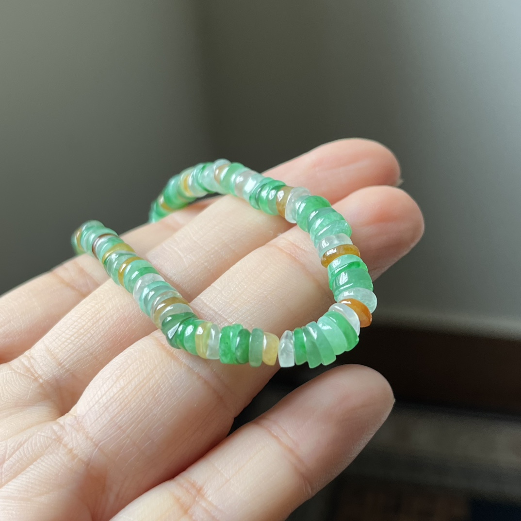 1号，冰种多彩盘缠手链，碎银子，种水好，色彩丰富，辣阳绿，每一颗都是精选货头，冰透，精致小巧，单戴叠戴都好看尺寸6.2×2，超值