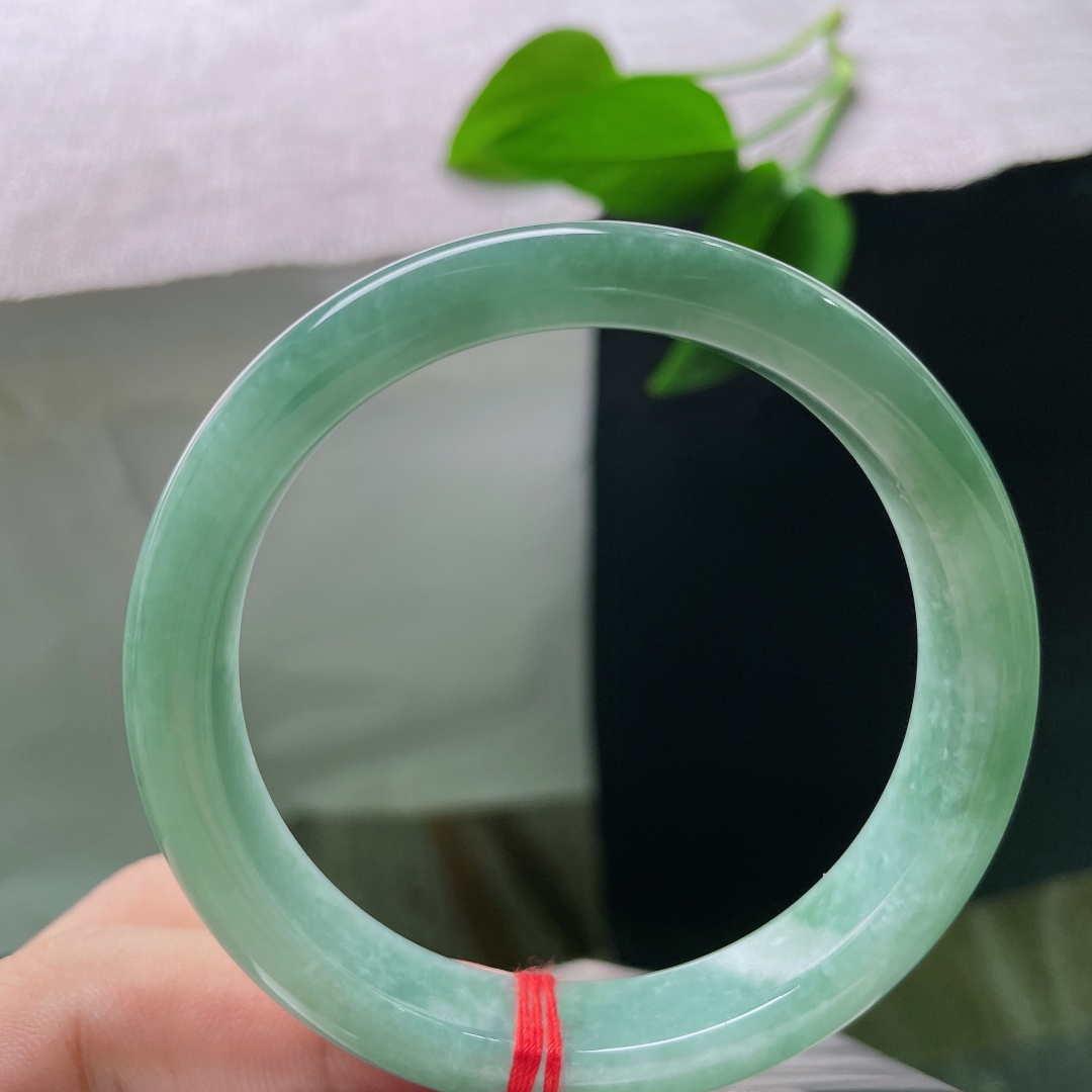 绿底正圈，晶体，满圈温润油绿底色，翠色晕染散开，绿意连绵，沉静而富有生机。ss57922a