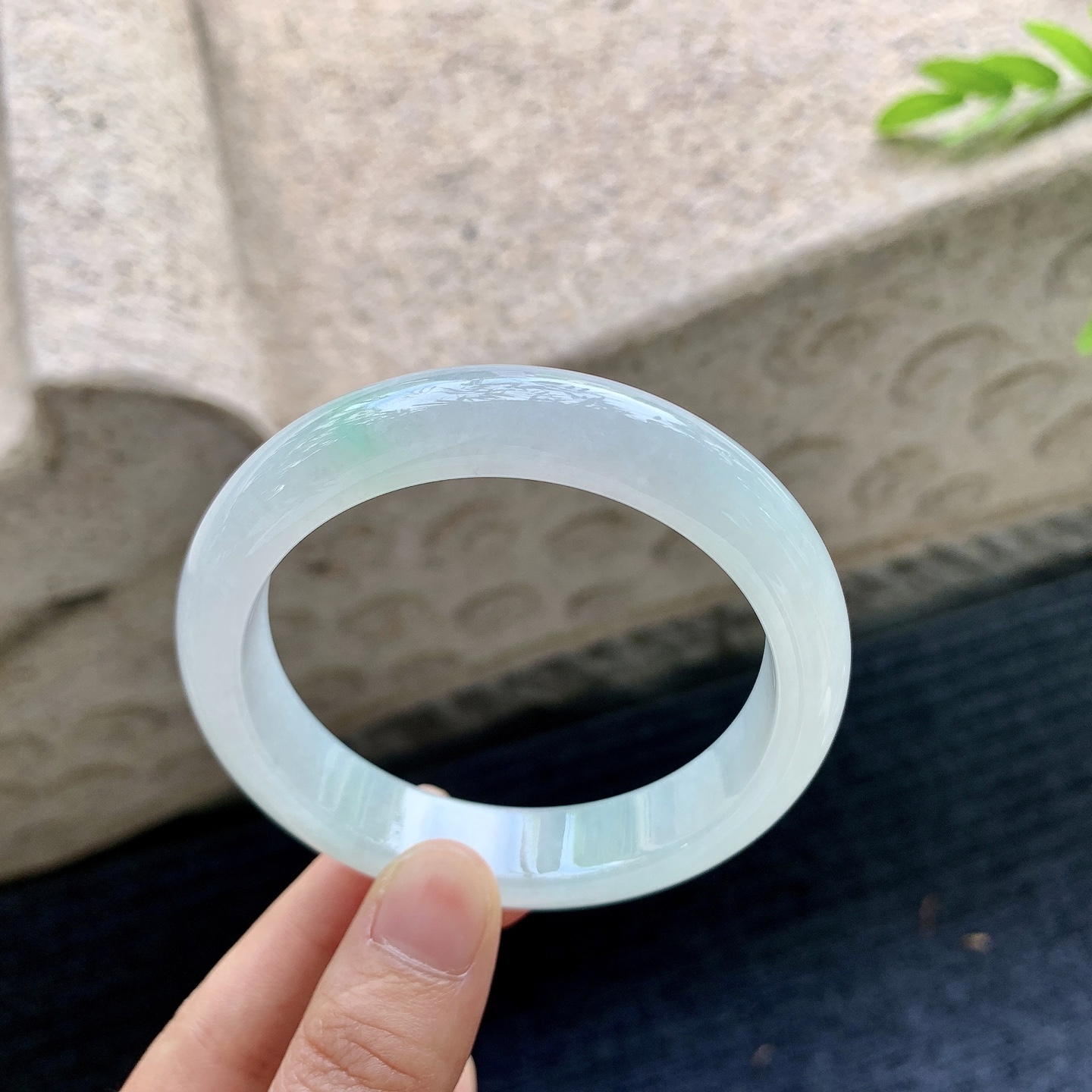 正圈56 57，糯冰飘绿，水润，种老，细腻，打灯有纹线