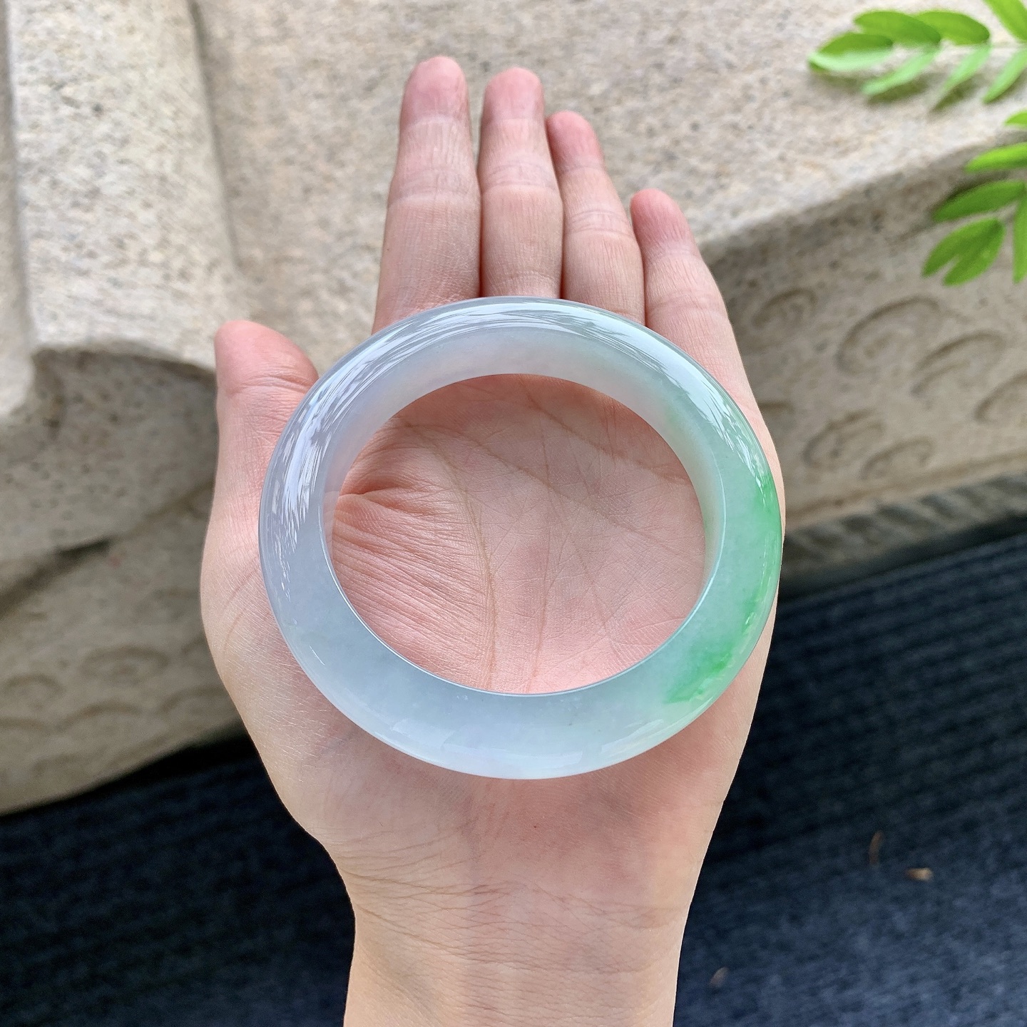 正圈53 54，圈口54.8/12.2/9.5，编码G9090439，冰糯飘绿，水润，种老，细腻，有絮线