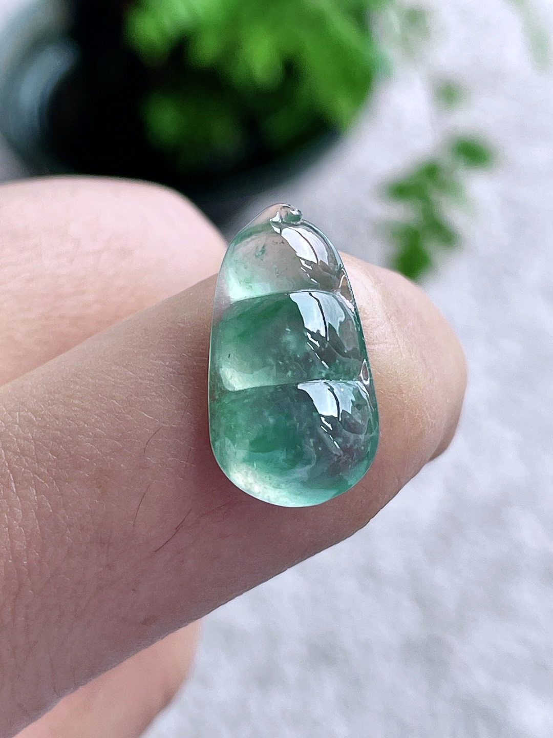 裸石，高冰飘绿花福豆，飘花，尺寸20.3-11.2-5.3，重量1.8克