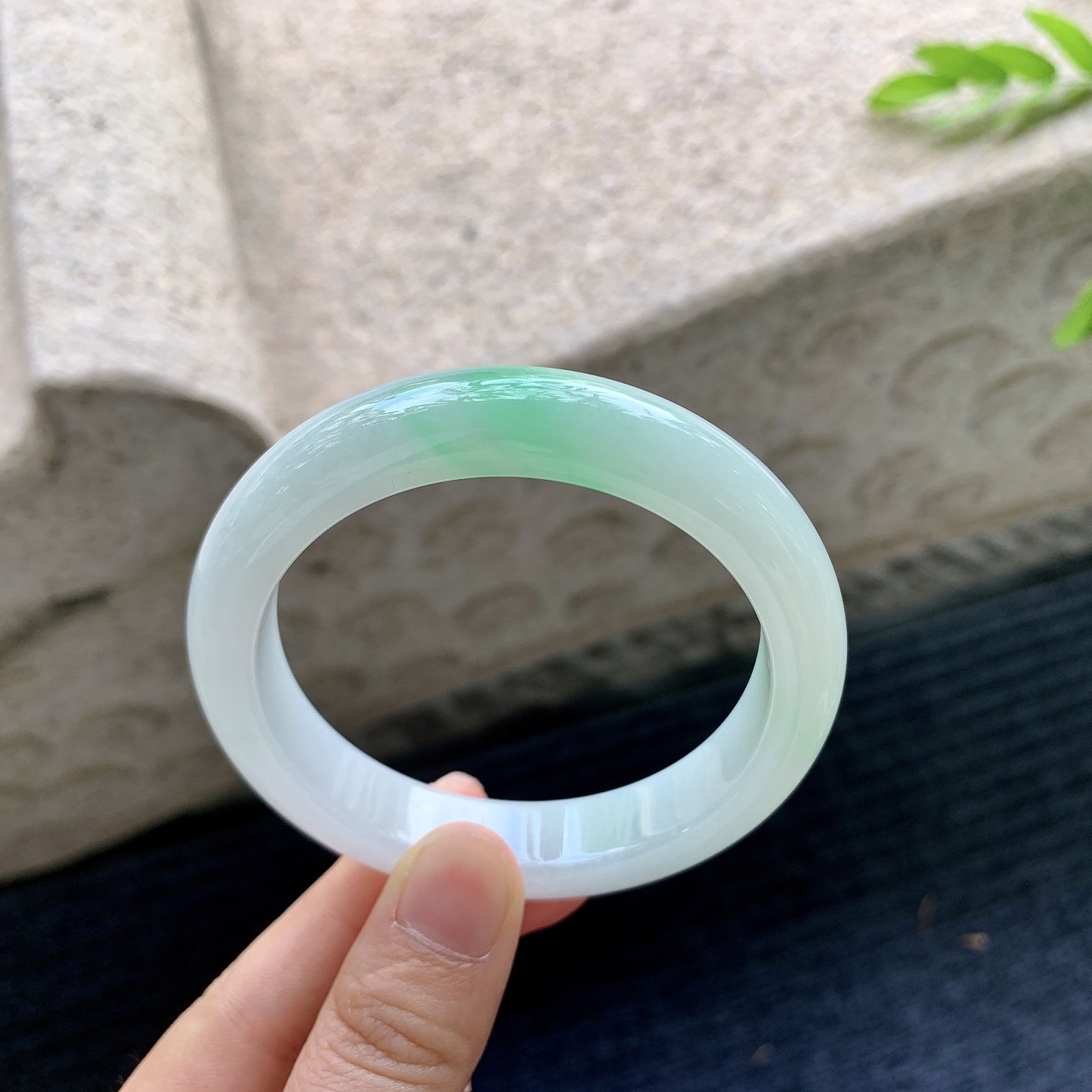 正圈55 56，圈口56.3/12.4/8.8，编码AD090412，细糯飘绿，水润，种老，细腻，无裂。