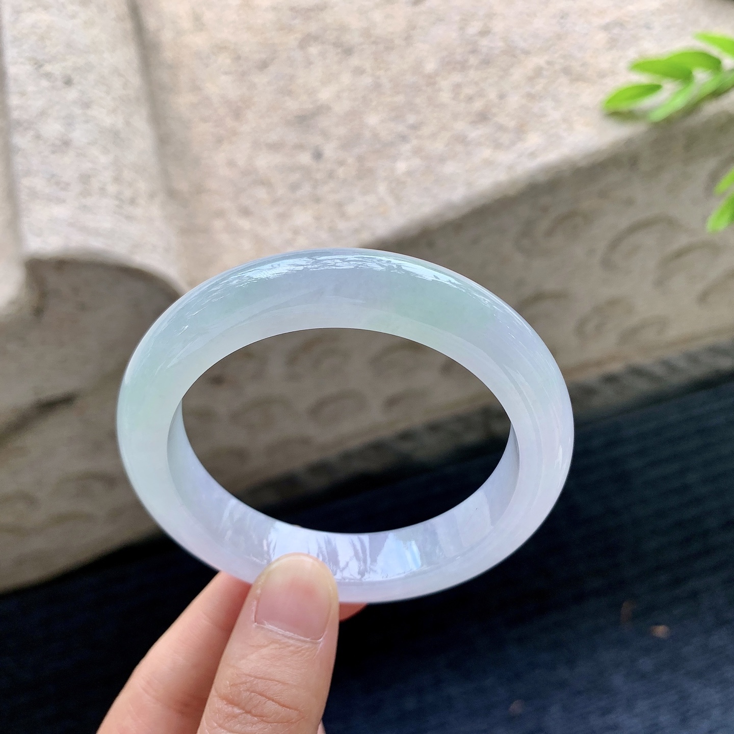 正圈54 55，圈口55.4/12/9，编码FH090403，描述糯冰春彩，水润，种老，细腻，无裂。