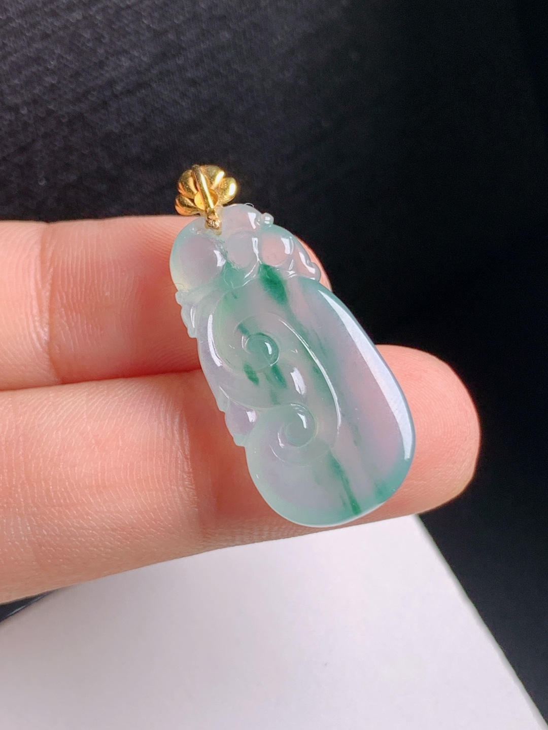 冰飘花如意吊坠，冰润胶感，翠色灵动，吉祥顺心，裸石26.3-13.2-4.931，530901