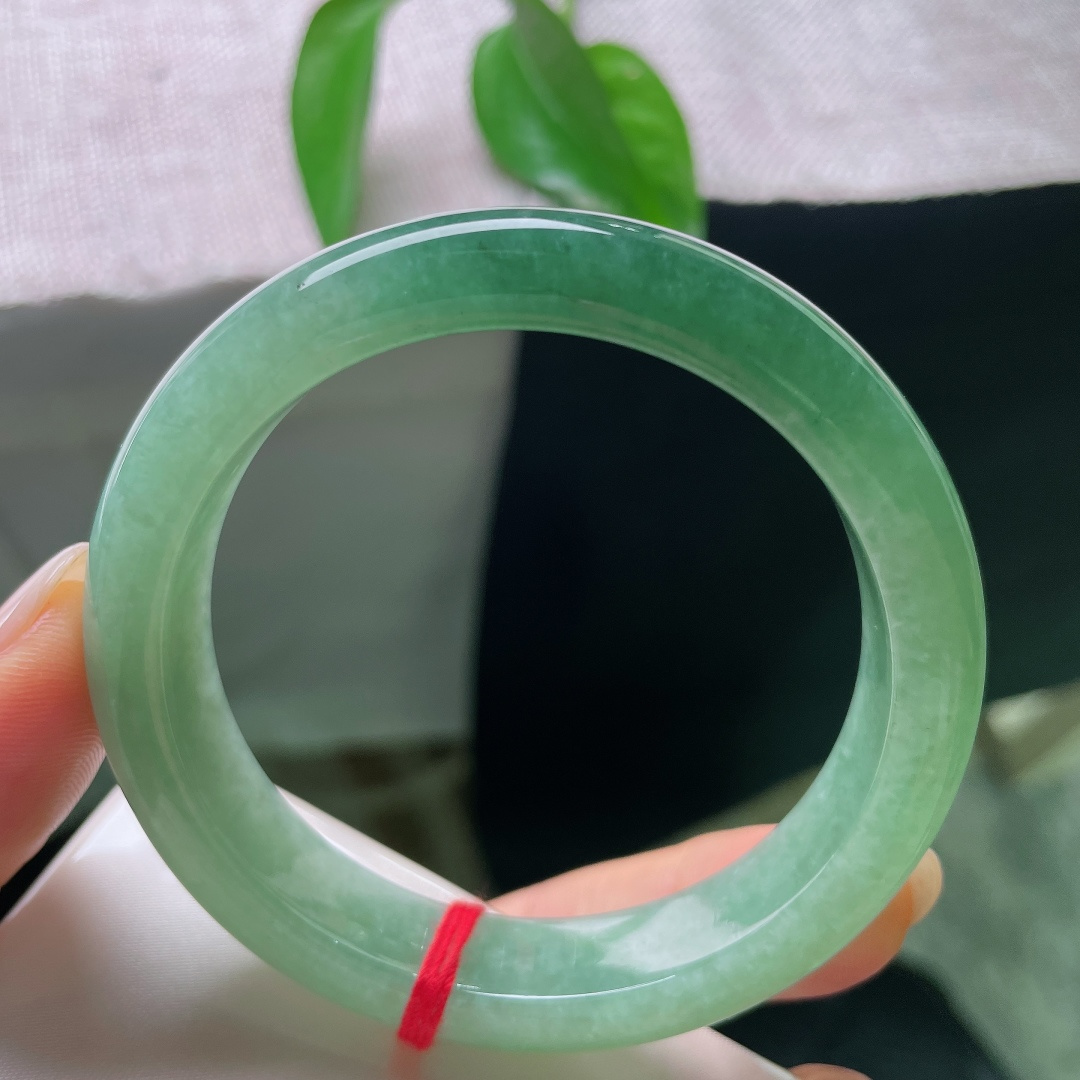 油青正圈，无裂，满圈油润湖水绿平安镯，翠色由浅至深自然晕染，深浅层次柔和过渡，如同沉浸在一汪幽深碧湖之中。ss58257a