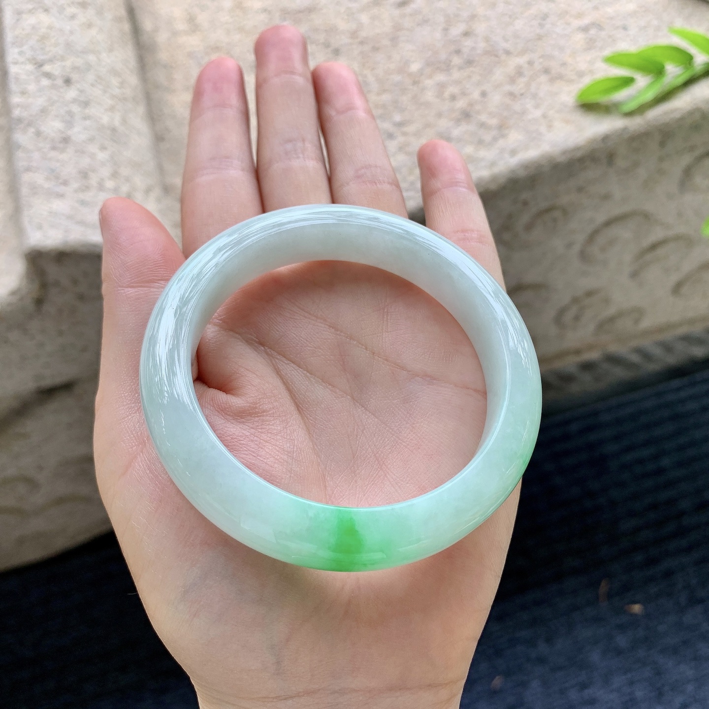 正圈55 56，圈口56.7/12/9，编码T1090420，描述细糯飘阳绿，水润，种老，细腻，无裂