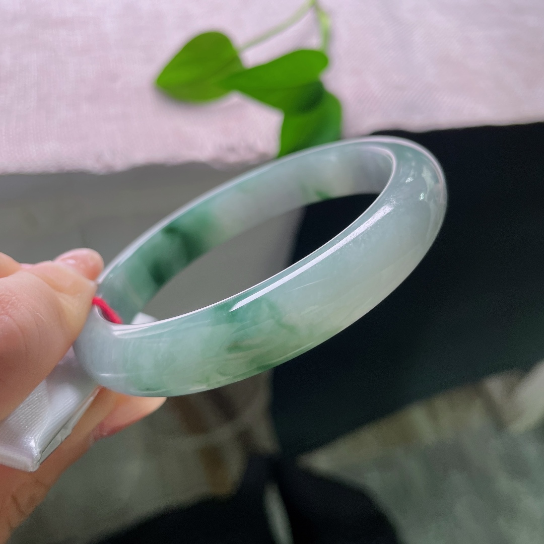 油青正圈，有纹，一镯揽住山间烟翠，绿雾轻笼玉骨，清雅脱俗，仙气悠悠，意境十足。ss58024a