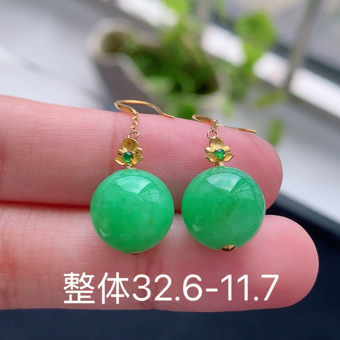️冰阳绿圆珠耳坠。品相好 底子细腻莹润，佩戴清新优雅货号122830，32.6-11.7