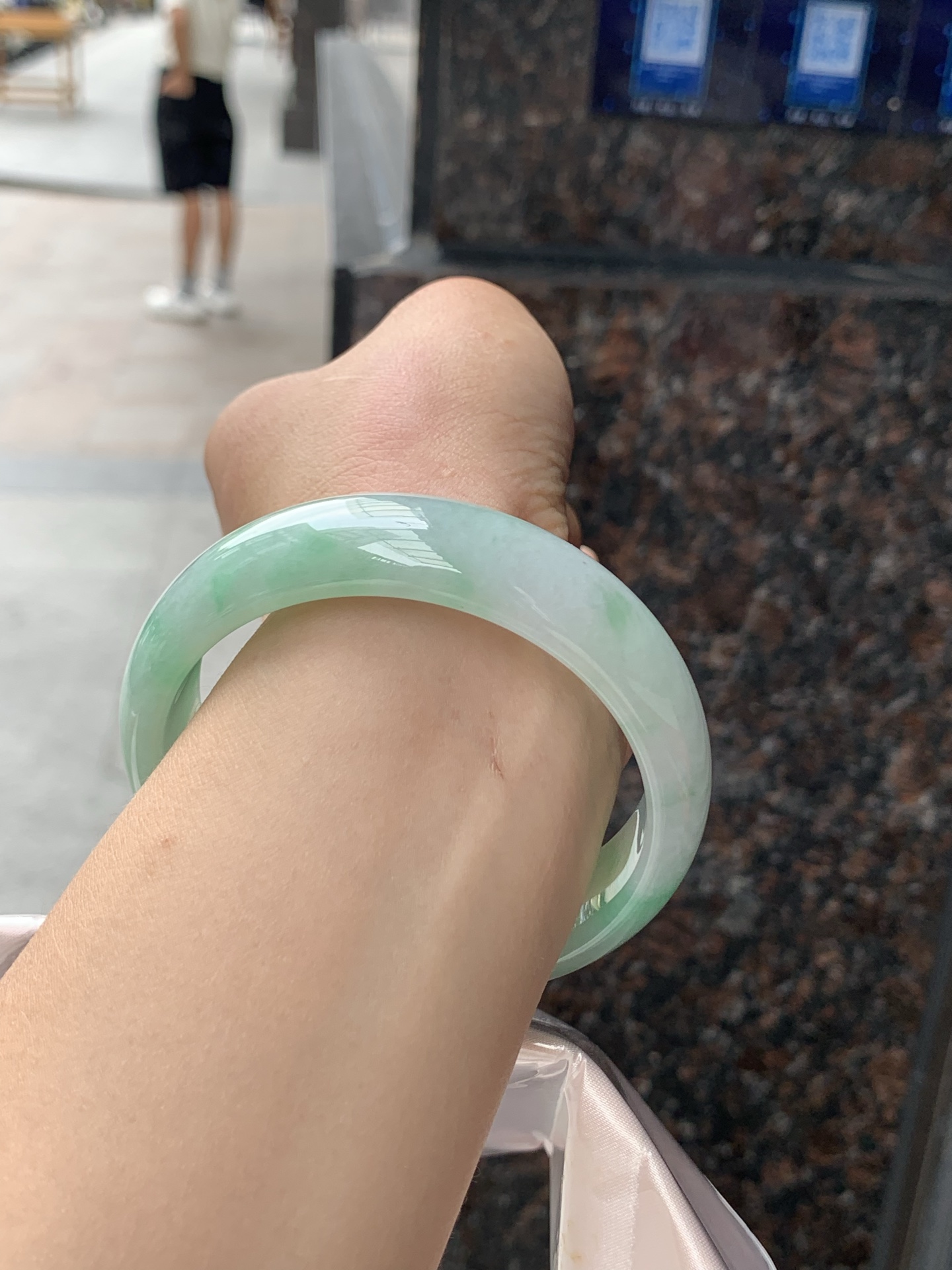 飘绿宽版正圈,打灯细纹，有矿点，底子干净细腻，宽版大圈口